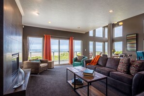 Televisión, chimenea, futbolito, mesa de ping pong