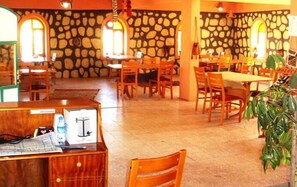 Se sirven desayunos, almuerzos y cenas; cocina local