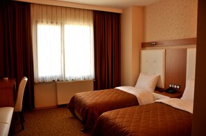 Bộ đồ giường cao cấp, minibar, két bảo mật tại phòng, bàn 