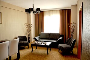 Phòng Suite | Khu phòng khách | TV LCD 