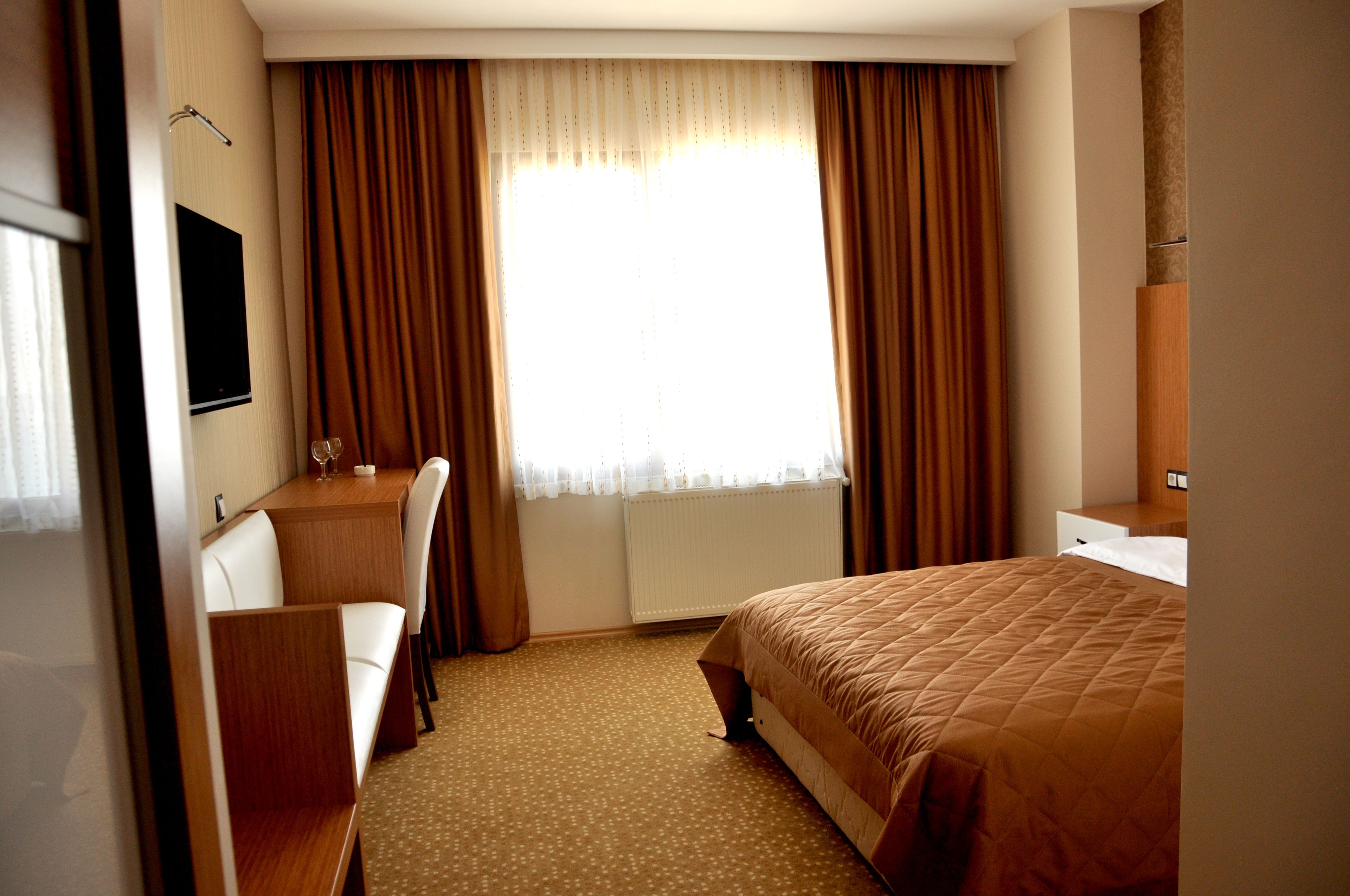 Phòng Suite | Bộ đồ giường cao cấp, minibar, két bảo mật tại phòng, bàn 