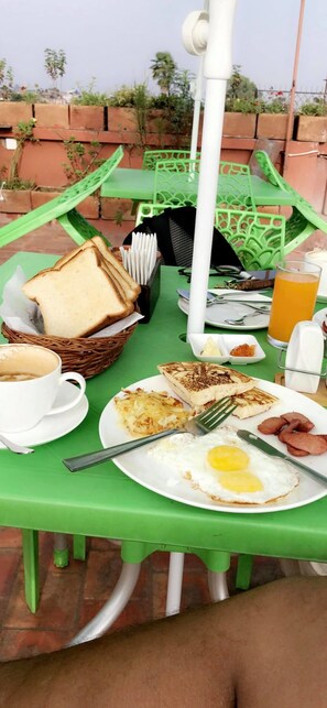 Tägliches inbegriffenes kontinentales Frühstück