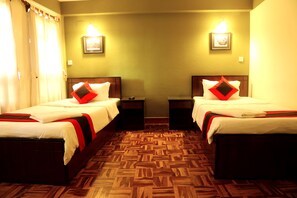 Habitación triple | Escritorio, wifi gratis, ropa de cama