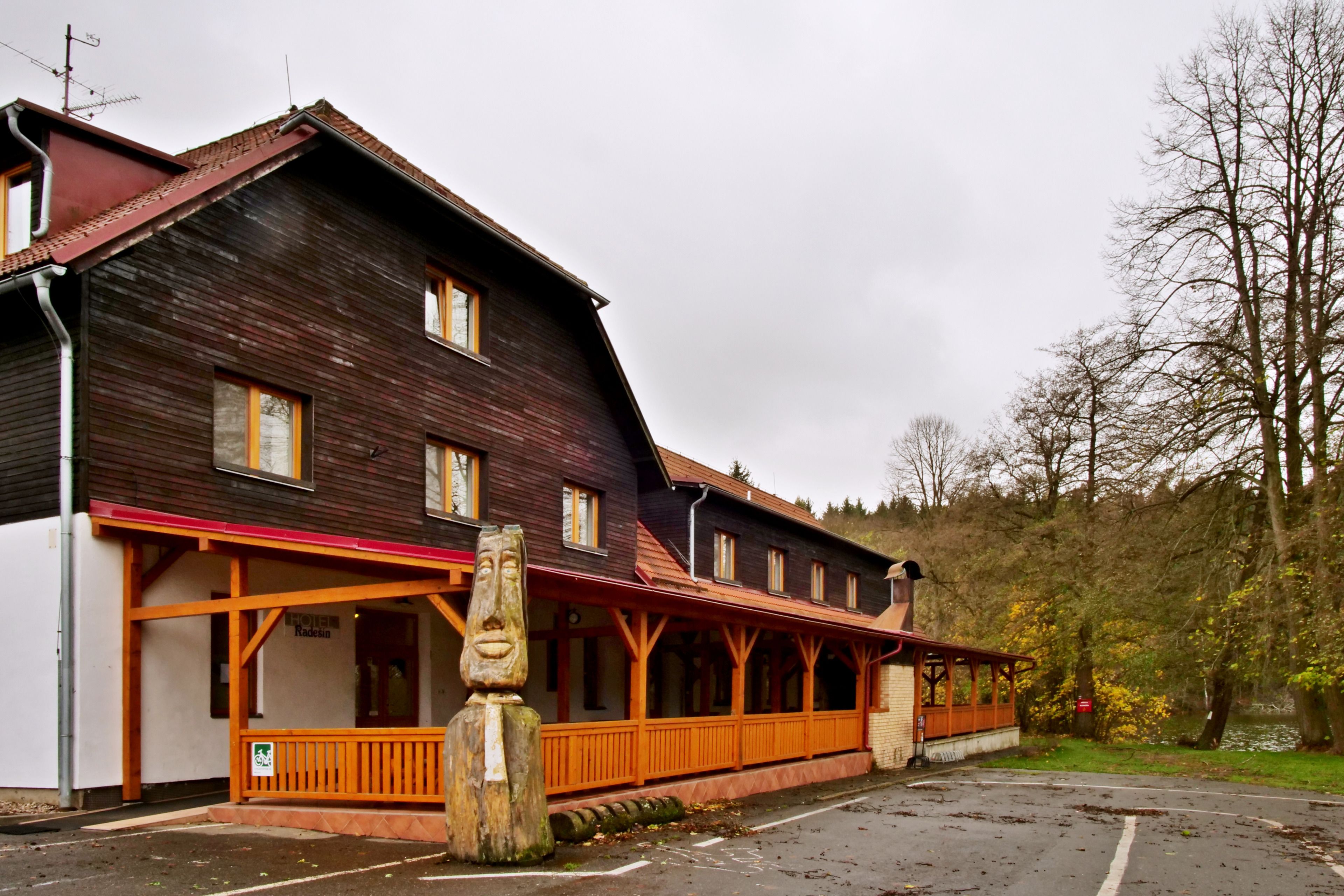 Un grand bâtiment en bois doté d’un porche couvert et d’une enseigne sur laquelle on peut lire « Radein ».