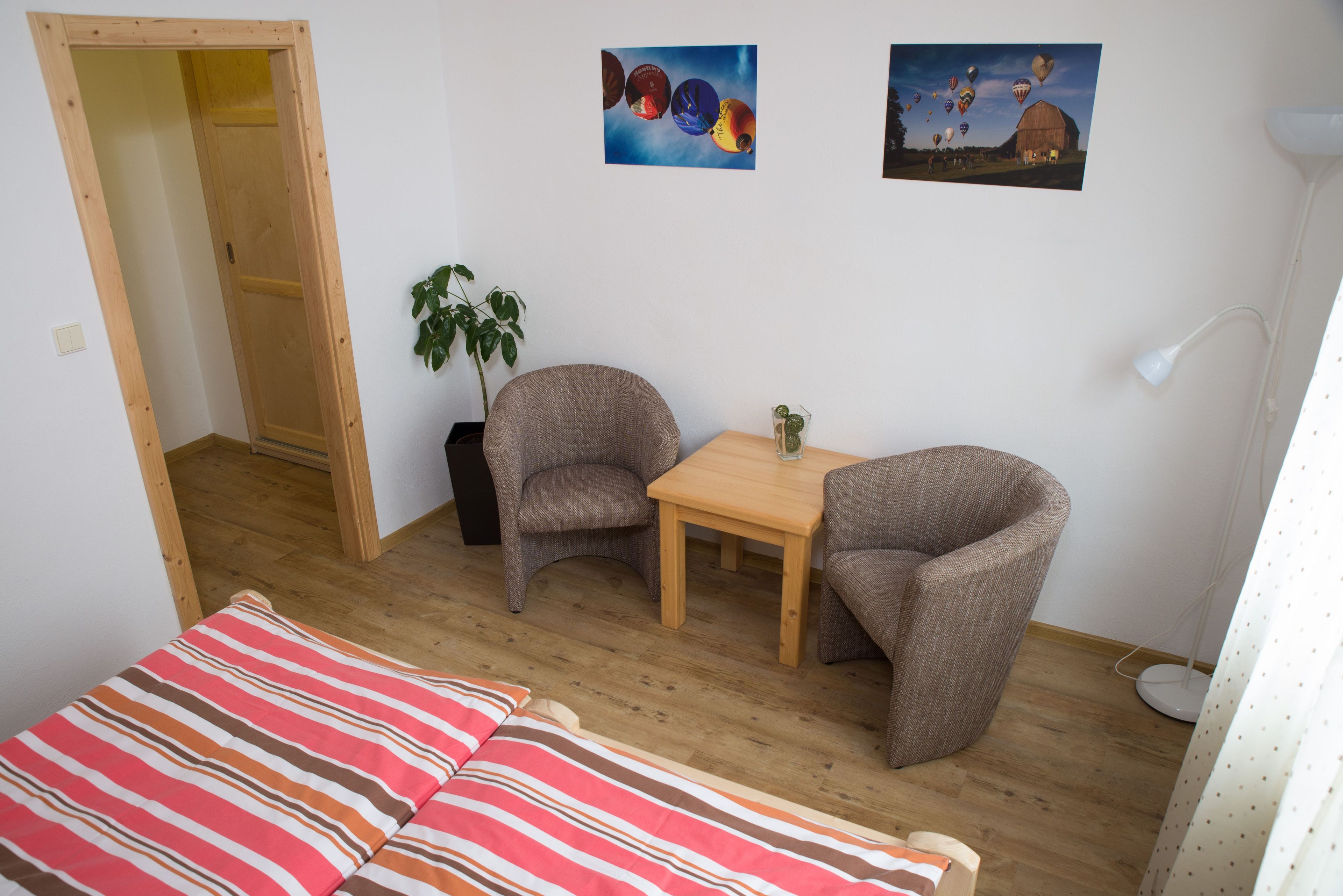 Doppel- oder Zweibettzimmer | Kostenlose Babybetten, Zustellbetten, kostenloses WLAN, Bettwäsche