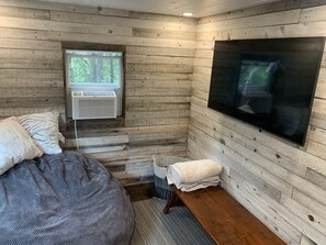 3 bedrooms, in-room safe, desk, iron/ironing board