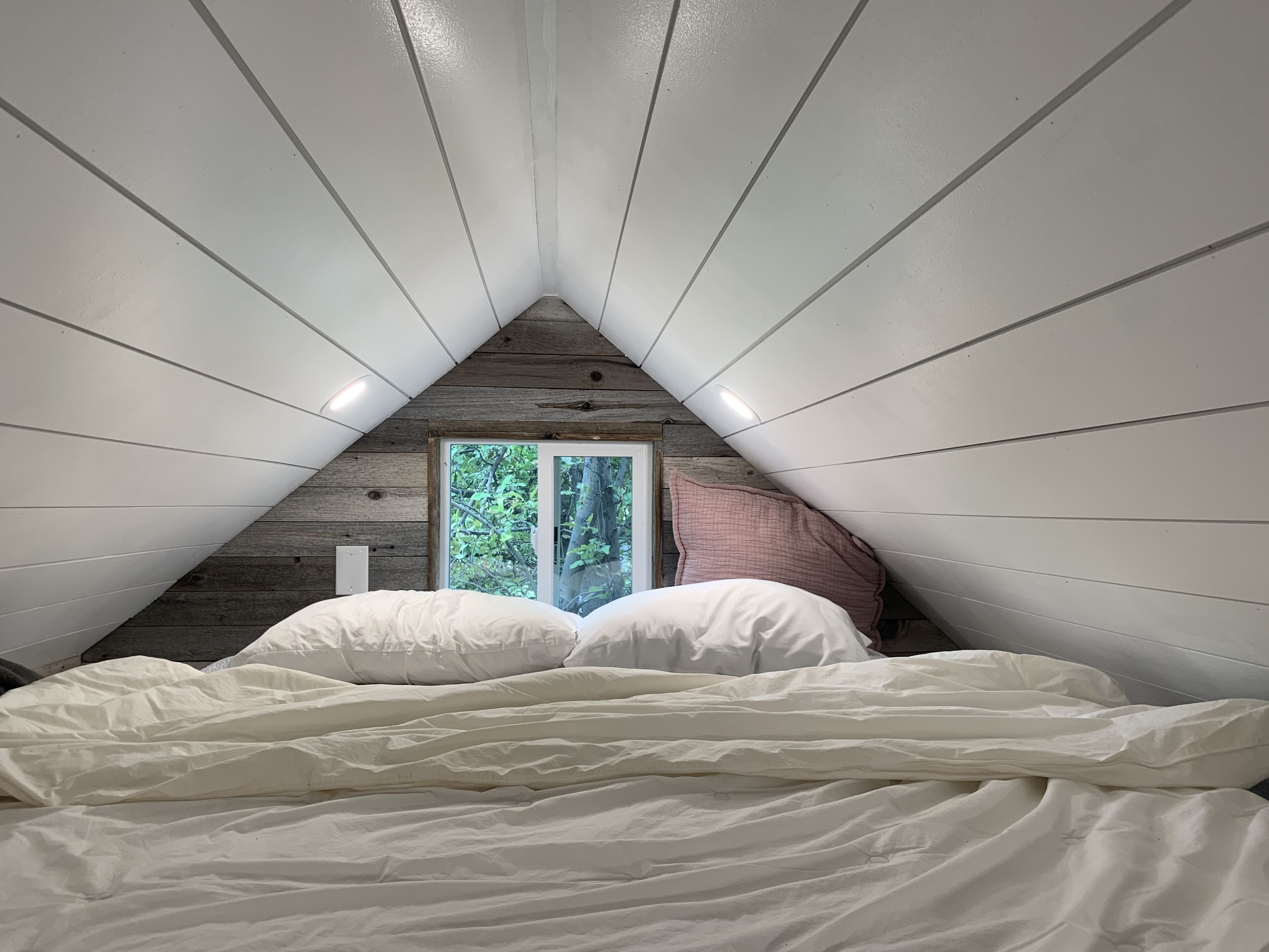 2 bedrooms, in-room safe, desk, iron/ironing board