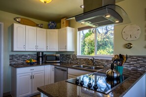 Geladeira, micro-ondas, fogão, cooktop