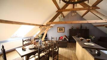 Standard Apartment | In-room dining