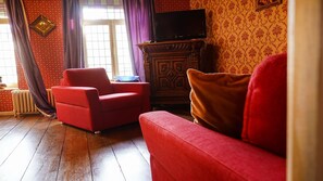 Apartment | Living area | Flat-screen TV - Les Gîtes d'Apothecarius (Fosses-La-Ville)