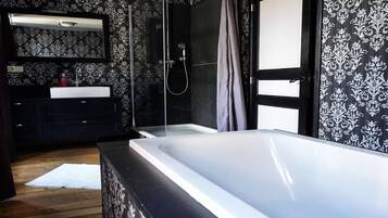 Standard Apartment | Deep-soaking bathtub