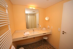 Regadera, amenidades de baño gratuitas, toallas