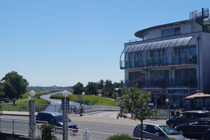 Vista frontal de la propiedad