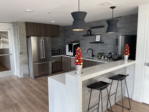 Een koelkast, een microgolfoven, een oven, een kookplaat