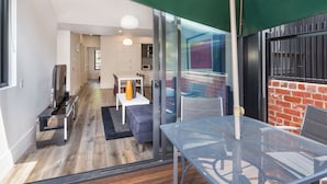 Terrace/patio - Class, Style and Location in Carlton (Carlton)