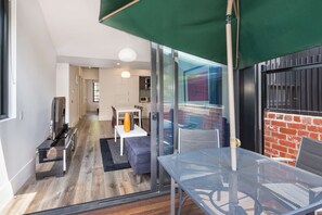 Apartment, 3 Bedrooms | Terrace/patio - Class, Style and Location in Carlton (Carlton)