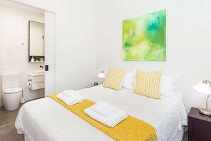 Apartment, 3 Bedrooms | 3 bedrooms, iron/ironing board, free cots/infant beds, travel cot - Class, Style and Location in Carlton (Carlton)