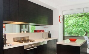 Departamento, 2 habitaciones | Cocina privada | Refrigerador con congelador, microondas, horno y parrilla de estufa 