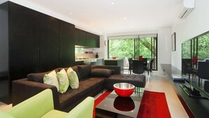 Appartement, 2 slaapkamers | Woonkamer | Een televisie, Netflix en een dvd-speler