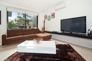 Apartment, 2 Bedrooms | Living room
