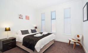 2 bedrooms, iron/ironing board, cots/infant beds, rollaway beds - Caulfield Executive Apartment (Caulfield)