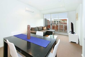 Appartement, 1 slaapkamer | Woonruimte | Een televisie, Netflix en een dvd-speler