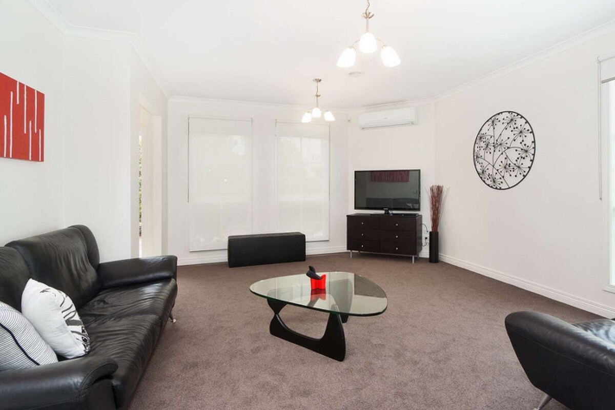 Apartment, 2 Bedrooms | Living room | TV, Netflix, DVD player