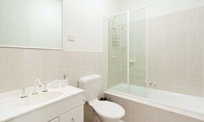 Apartment, 2 Bedrooms | Bathroom | Combined shower/tub, free toiletries, hair dryer, towels - Smart Caulfield Townhouse (Caulfield South)