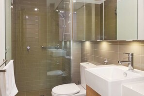Apartamento, 1 quarto | Banheiro | Chuveiro, produtos de toalete grátis, secador de cabelo 