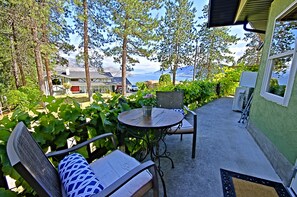 Outdoor dining - The Tuck Away Suite in historic Peachland (Peachland)