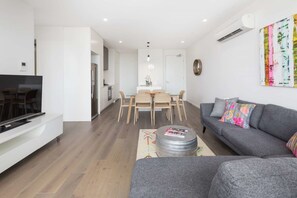 Deluxe Apartment, 2 Bedrooms | Living room