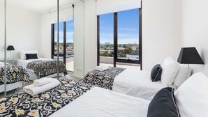 Apartemen Deluks, 2 kamar tidur | 2 kamar tidur, setrika/meja setrika, dan tempat tidur bayi