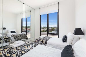 2 habitaciones, tabla de planchar con plancha y cunas 