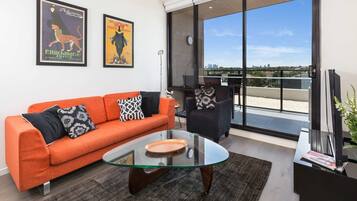 Deluxe Apartment, 2 Bedrooms | Living room