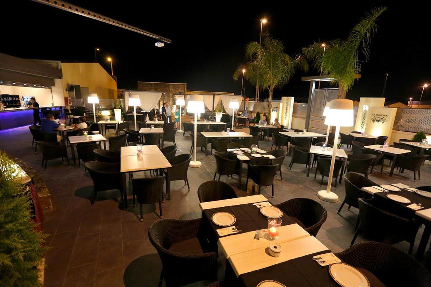 บริการอาหารกลางวันและอาหารเย็น