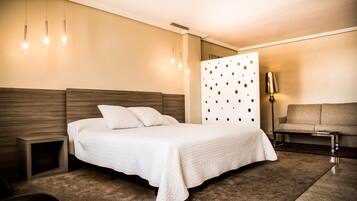 Frigobar, cofres nos quartos, Wi-Fi de cortesia, roupa de cama