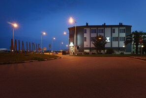 Fassade der Unterkunft – Abend/Nacht