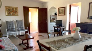 In-room dining - Rose Apartment III (Budoni)