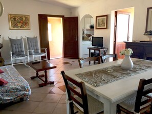 Apartment, 3 Schlafzimmer | Essbereich im Zimmer