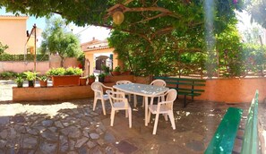 Outdoor dining - Rose Apartment IV (Budoni)
