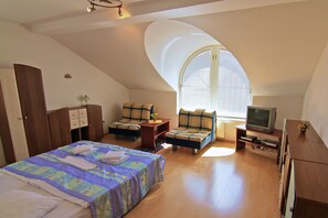 Desk, blackout curtains, free cots/infant beds, free WiFi - Penzión Maxim (Liptovsky Mikulas)