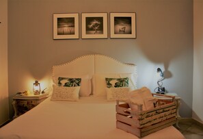 Desk, laptop workspace, blackout curtains, iron/ironing board - Oasi Del Gabbiano (Syracuse)