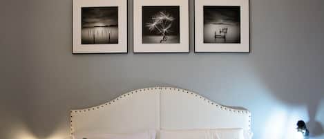 Escrivaninha, espaço de trabalho para notebook, cortinas blackout