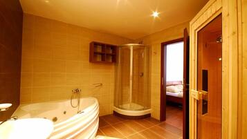 Kombinasi shower/bathtub dan bathtub dengan aliran air