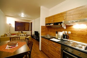Frigorifero, microonde, forno, piano cottura