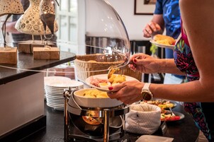 Free daily buffet breakfast