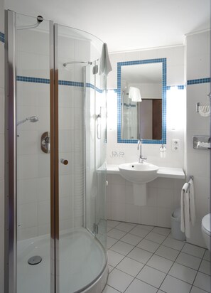 Premium Double Room Single Use | Bathroom | Hair dryer, slippers, towels - Hotel Am Torturm (Volkach)