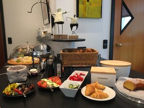 Free daily buffet breakfast  - Hotel Am Torturm (Volkach)