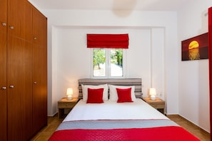 Elia Villa, 3 Bedrooms | 1 bedroom, soundproofing, iron/ironing board, free cots/infant beds