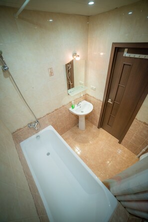 Apartment | Badezimmer | Dusche, kostenlose Toilettenartikel, Handtücher